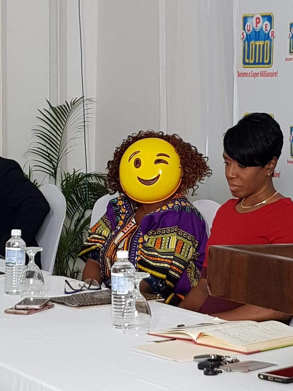 La nueva millonaria cubrió su rostro con una divertida máscara de un emoji picando el ojo.