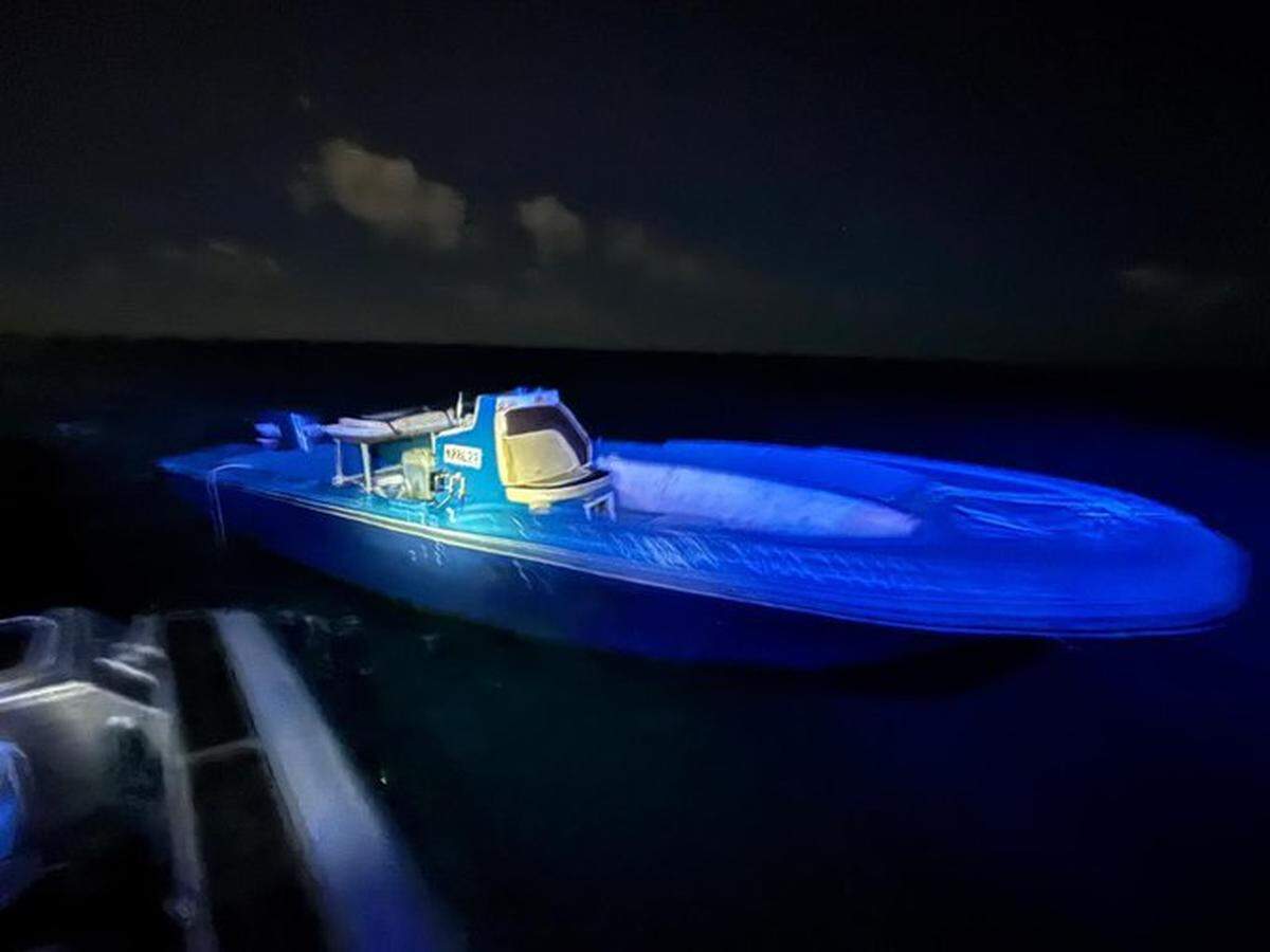 El barco un monomotor azul de 18 pies con consola central, era operado por un ciudadano bahamés.