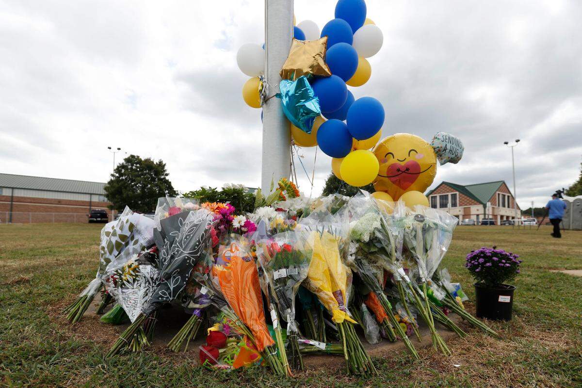 Vista de flores y globos que fueron colocados en el asta de la bandera de la escuela secundaria Apalachee, un día después del tiroteo donde perdieron la vida dos estudiantes, dos maestros y nueve resultaron heridos, el 5 de septiembre de 2024 en Winder, Georgia.
