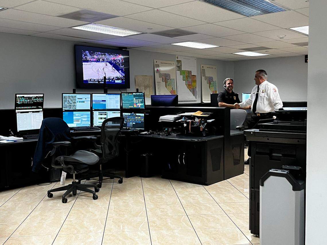 El jefe del Departamento de Bomberos, William Guerra, habla con un operador de incendios en la división del servicio de emergencia del 911