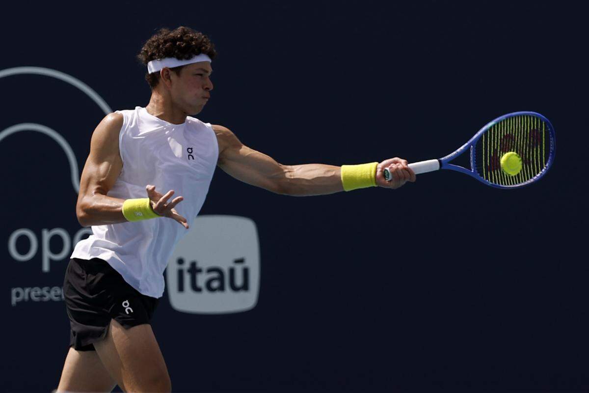 El estadounidense Ben Shelton cayó 7-6 (7/3), 2-6 y 7-6 (7/5) ante al joven de Hong Kong Coleman Wong, en el partido celebrado el 22 de marzo de 2025 en el Hard Rock Stadium en Miami Gardens.