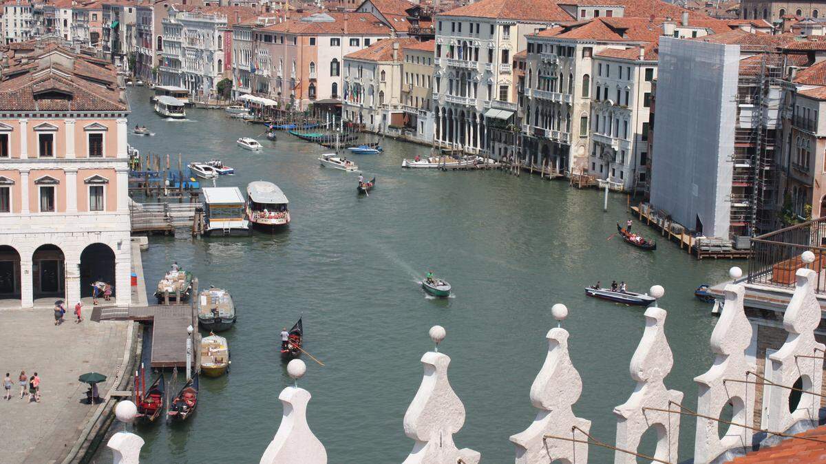 Presenciando los paseos en góndolas por los diversos canales de Venecia.