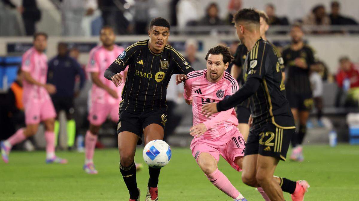 El delantero del Inter Miami Lionel Messi es marcado por los jugadores de Los Angeles FC Igor Jesús (izq.) y Cengiz Under (22), en el partido de ida de los cuartos de final de la Liga de Campeones de la Concacaf, celebrado el 2 de abril de 2025 en Los Angeles.