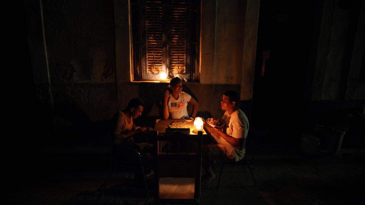 Foto de archivo. El presidente cubano, Miguel Díaz-Canel, reconoció la “compleja” e “inestable” situación que enfrenta actualmente el Sistema Eléctrico Nacional (SEN) provoca malestar en la población.