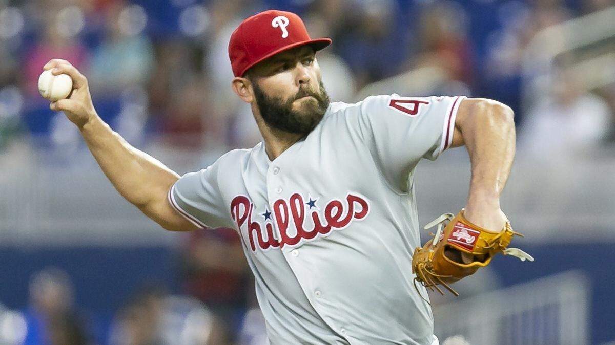 JAKE ARRIETA lanza contra los Marlins en la primera entrada del juego contra los Marlins el 12 de abril.