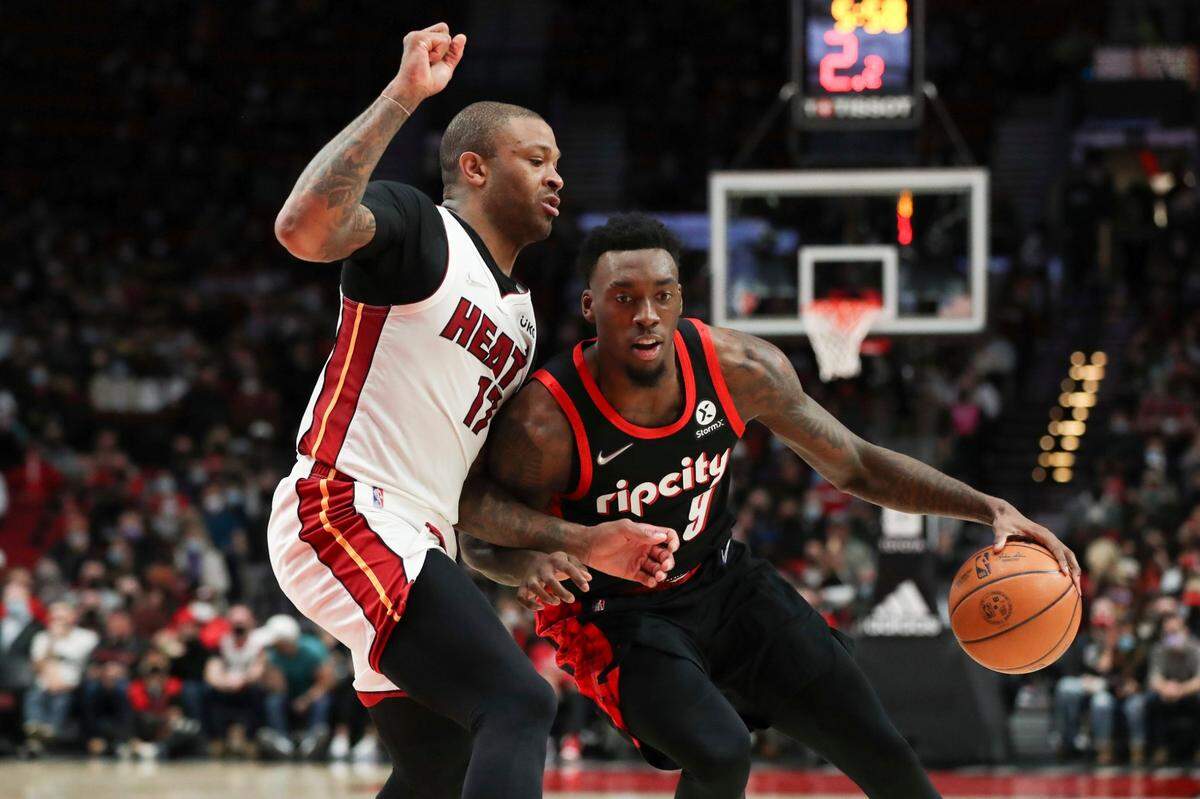 El jugador del Heat PJ Tucker defiende ante Nassir Little, de los Trail Blazers, en el partido celebrado el 5 de enero de 2022 en Portland.