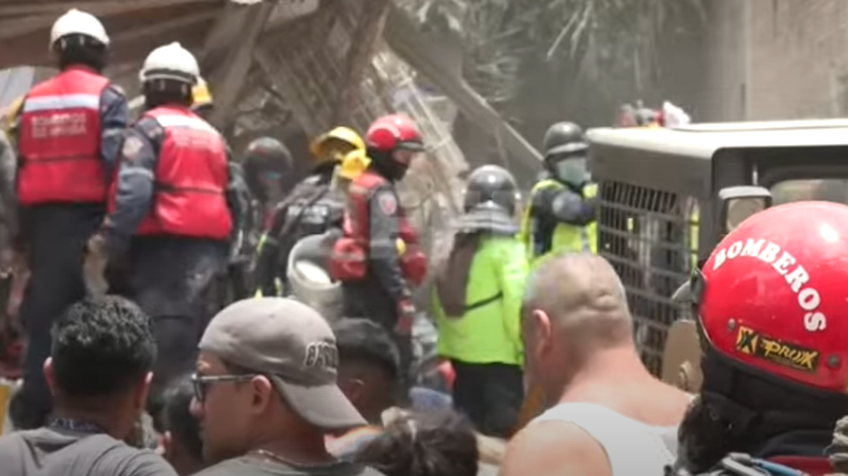 Al menos ocho personas -dos más respecto al último balance- fallecieron este lunes por el derrumbe de una edificación de tres plantas -en las que vivían varias familias- ubicada en la barriada caraqueña de Petare, la mayor favela de Venezuela.