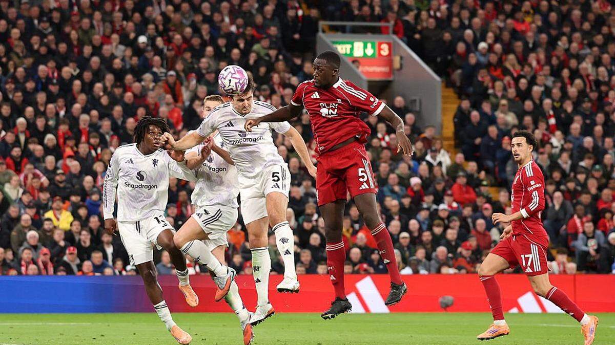 Un gol de cabeza de Harry Maguire (centro) a seis minutos del final le dio la victoria al Manchester United 2-1 ante Liverpool, el domingo en la liga inglesa.        