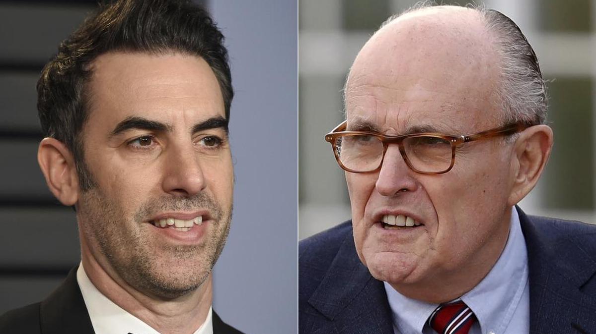 Sacha Baron Cohen llega a la Vanity Fair Oscar Party en Beverly Hills, California, el 4 de marzo de 2018, izquierda, y el ex alcalde de Nueva York Rudy Giuliani en la casa club de Trump National Golf Club Bedminster en Bedminster, Nueva Jersey, el 20 de noviembre de 2016 Giuliani aparece en una escena de la nueva película de “Borat”. 