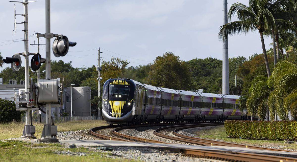 Un tren de Brightline se dirige hacia la calle 141 del NE, cerca de Biscayne Boulevard, en North Miami, Florida.