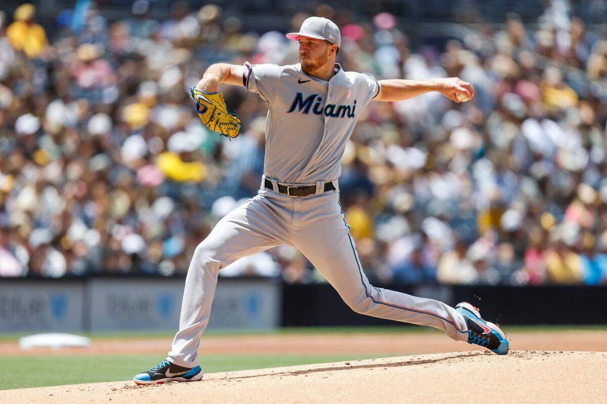 El abridor de los Marlins Trevor Rogers lanza en el primer inning del partido ante los Padres, el 8 de mayo de 2022 en San Diego.