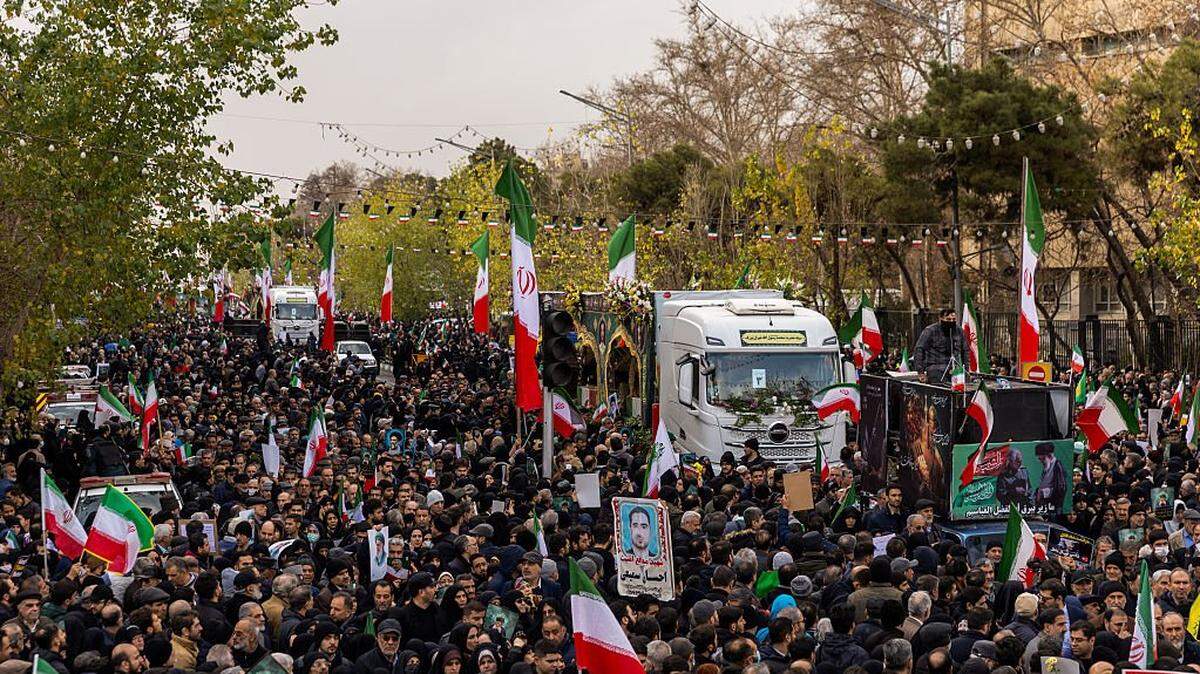 Una multitud observa la transportación de ataúdes de miembros de las fuerzas de seguridad iraníes, quienes, según las autoridades, murieron en las recientes protestas a nivel nacional, el 14 de enero de 2026 en la capital Teherán. 
