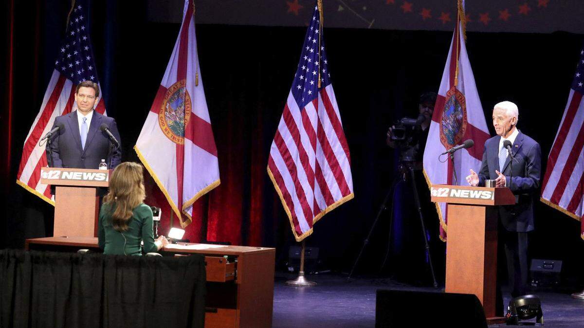 El gobernador de Florida, Ron DeSantis, se enfrenta a Charlie Crist en un debate para la gobernación estatal en el Teatro Sunrise de Fort Pierce, Florida, el lunes 24 de octubre de 2022.
