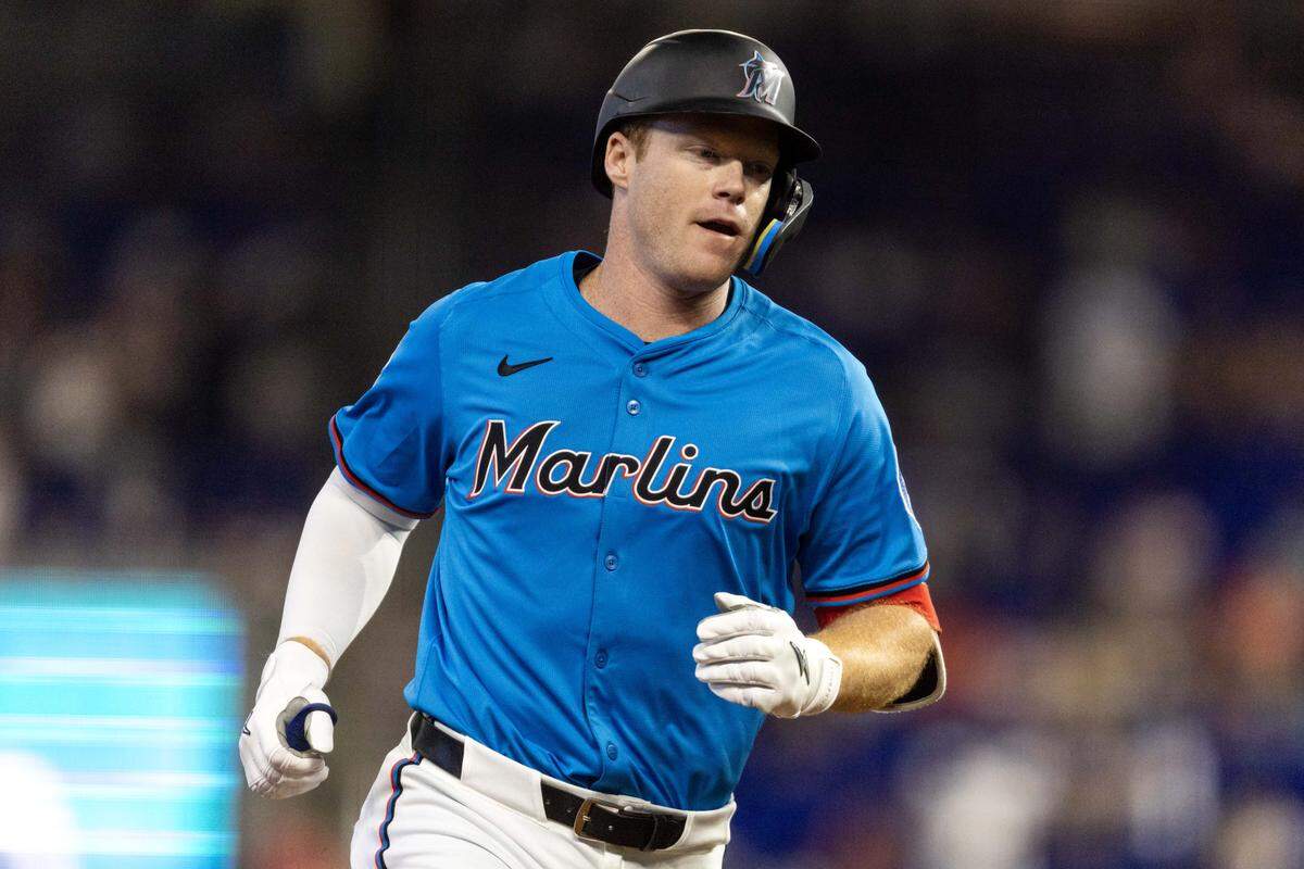 El jardinero de los Marlins Eric Wagaman recorre las bases tras pegar un jonrón en el tercer inning del partido ante los Azulejos de Toronto, celebrado el 24 de agosto de 2025 en Miami.