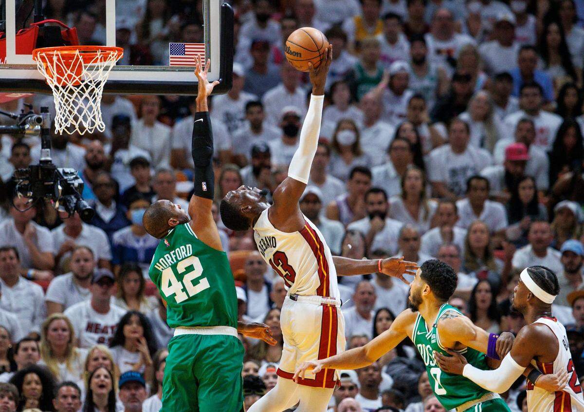 El centro del Heat Bam Adebayo (13) tira al aro ante la marca de Al Horford, de los Celtics de Boston, en el partido celebrado el 29 de mayo de 2022 en Miami.