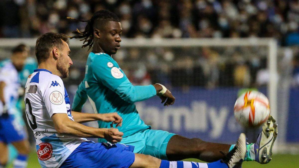 El mediocampista del Alcoyano Imanol (izq.) lucha por la pelota con Eduardo Camavinga, del Real Madrid, en el partido de la Copa del Rey celebrado el 5 de enero de 2022 en Alcoy, España.