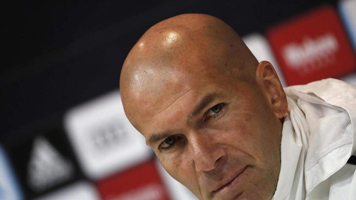 Zinedine Zidane, técnico del Real Madrid, marcó LaLiga Santander como “el primer objetivo” del próximo curso y, aunque felicitó al Barcelona por el título que ya acaricia, recordó el palmarés de su equipo en la competición doméstica.