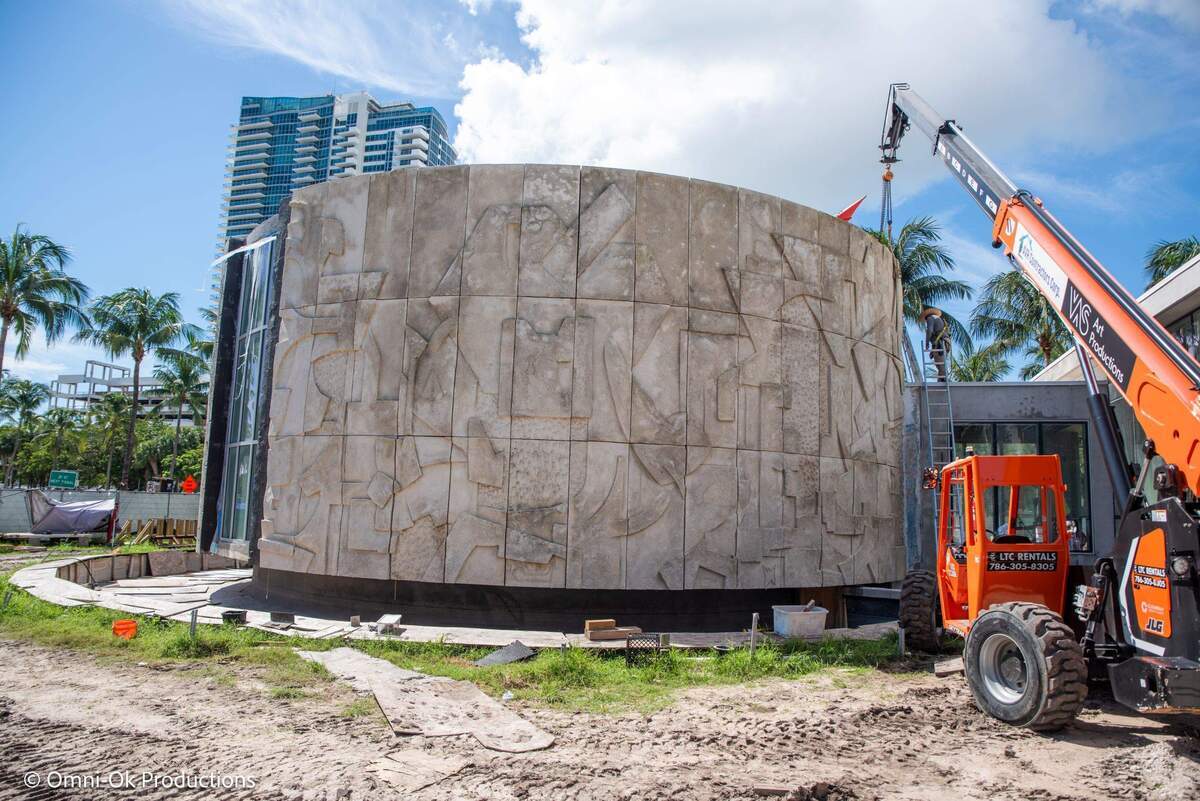 Proceso de restauración del complejo. En la imagen, el uso de maquinaria pesada para el retiro y la posterior restitución de los paneles de la escultura mural.