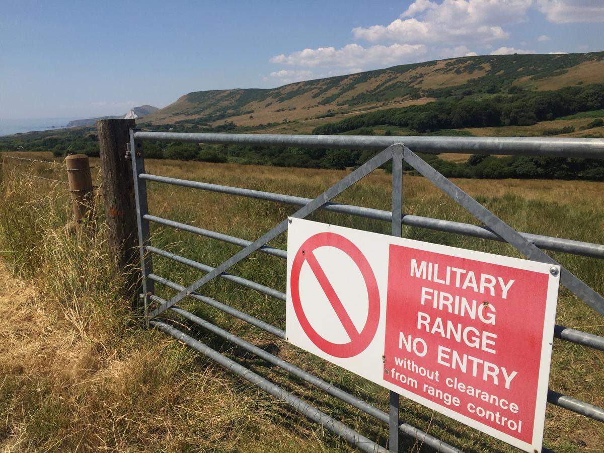 Letrero del Ministerio de Defensa Británico advistiendo a los visitantes de un campo de tiro en los predios de lo que fue el pueblo de Tyneham, en Dorset, Inglaterra.