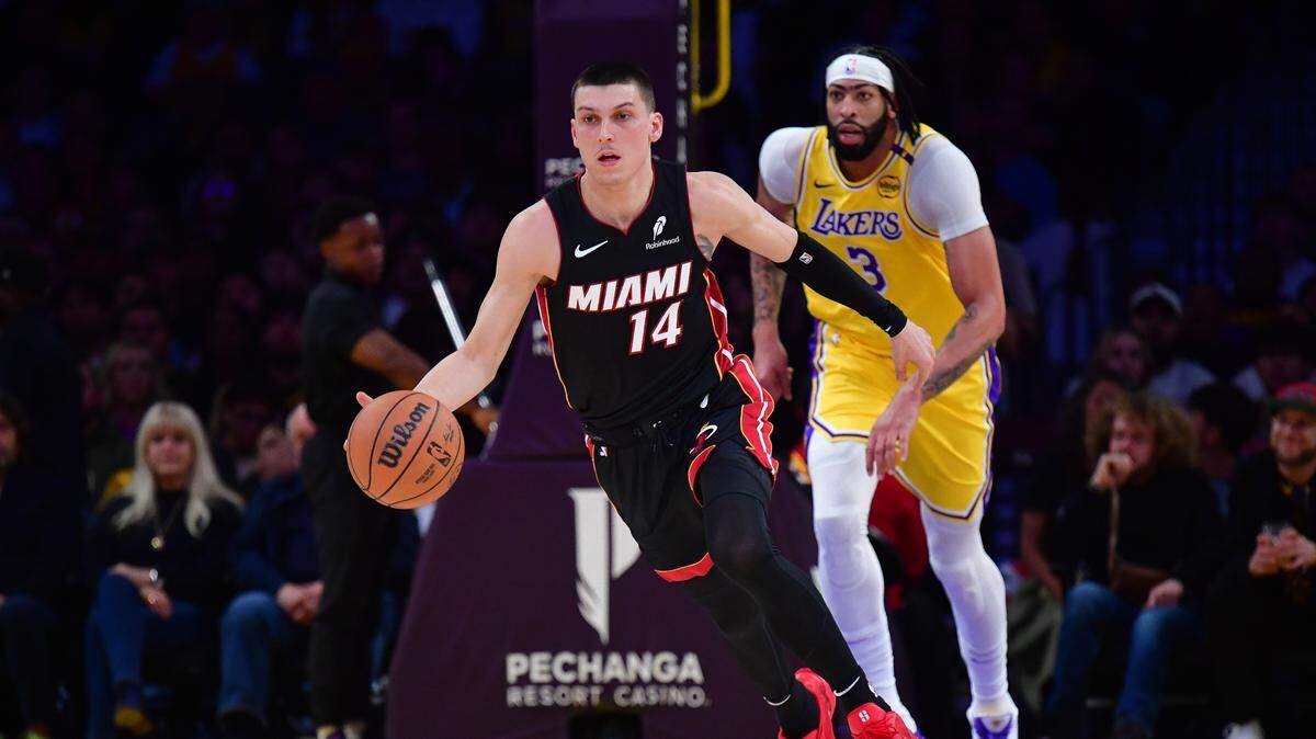 El jugador del Heat de Miami Tyler Herro conduce la pelota ante la marca de Anthony Davis, de los Lakers, en el partido celebrado el 15 de enero de 2025 en Los Angeles.
