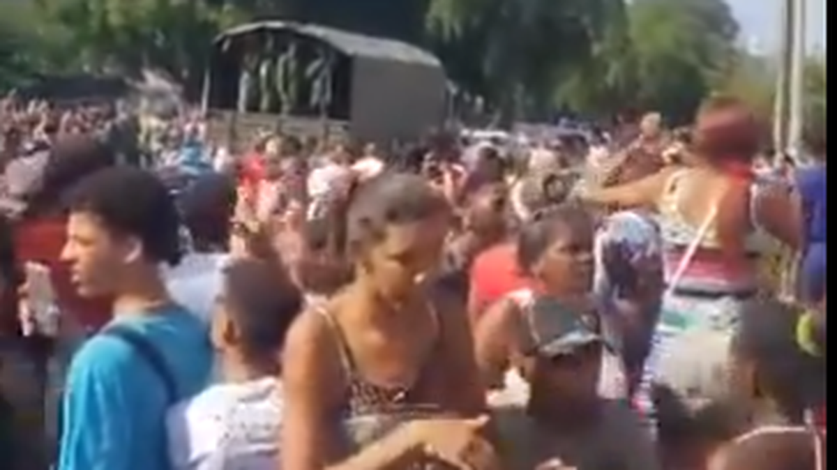 Cientos de personas se manifestaron este domingo en Santiago de Cuba, segunda ciudad del país, al grito de “’¡Corriente y comida!”, para protestar por la escasez de alimentos y los prolongados apagones diarios en la isla, sumida en una profunda crisis desde hace tres años.