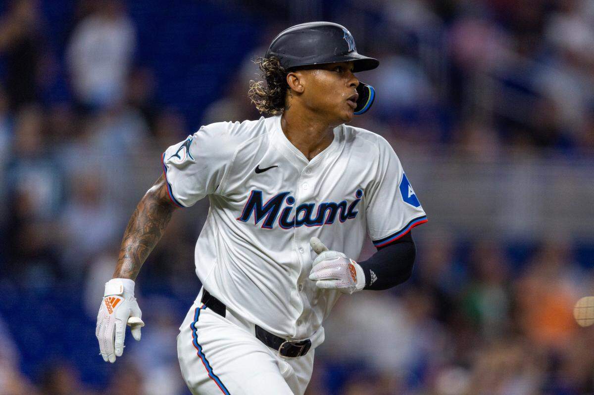 El jardinero de los Marlins Cristian Pache corre a primera base en una jugada en el segundo inning del partido ante los Rojos de Cincinnati, celebrado el 6 de agosto de 2024 en Miami.