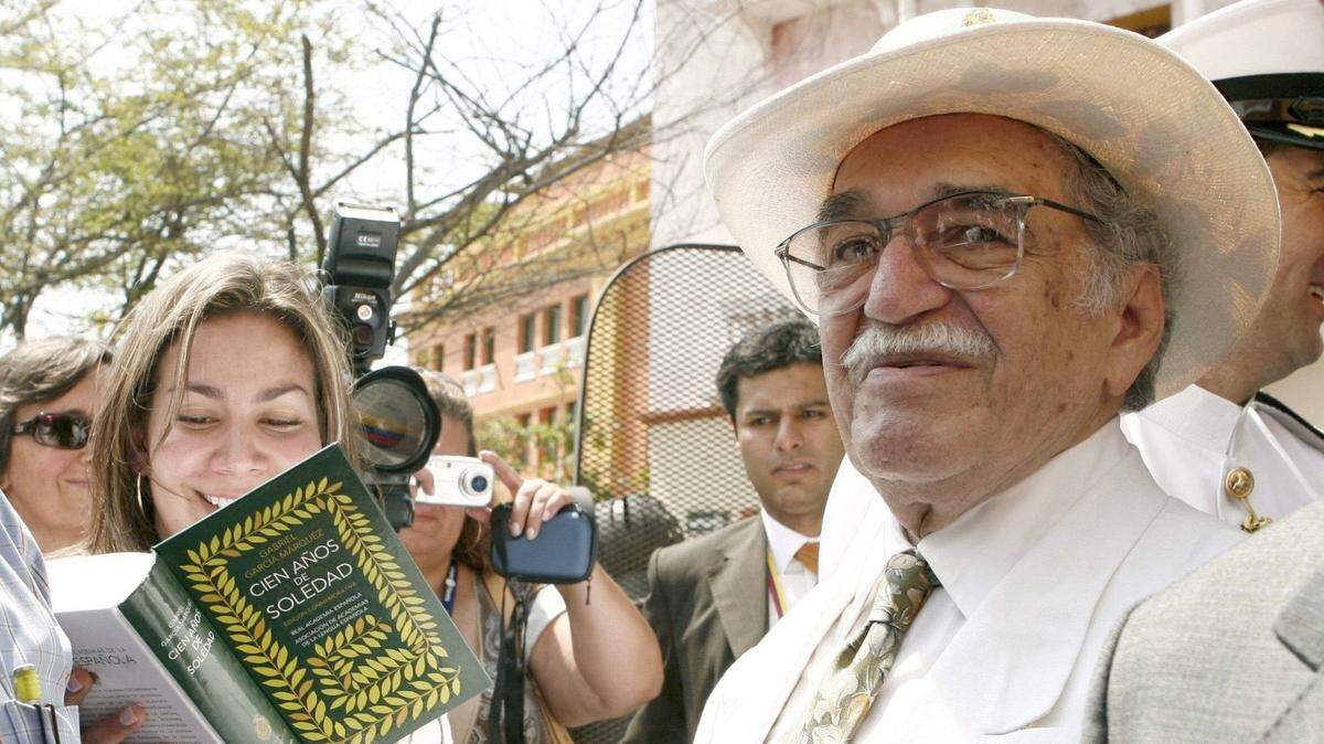 Fotografía de archivo del 26 de marzo de 2007 que muestra al Premio Nobel de Literatura Gabriel García Márquez, firmando ejemplares de la edición especial de su obra “Cien años de soledad”, en Cartagena donde inauguró el IV Congreso Internacional de la Lengua.