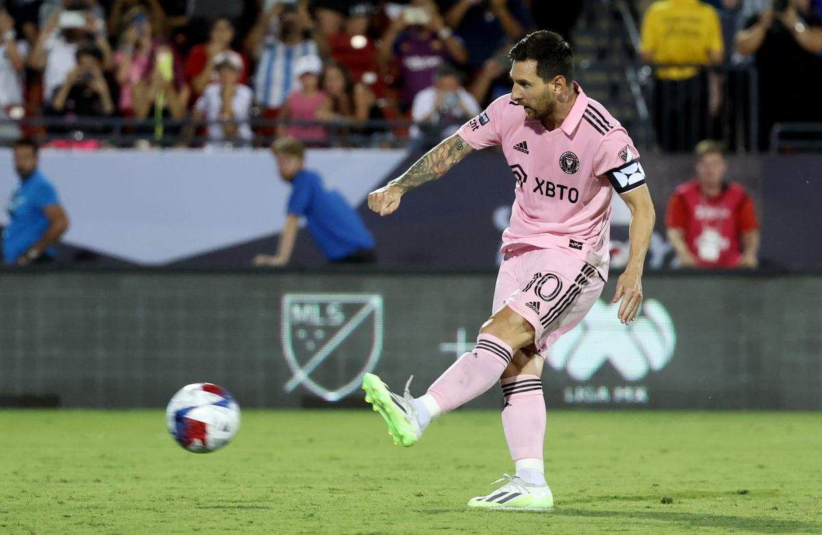 El delantero del Inter Miami Lionel Messi anota un gol de penal en el partido contra FC Dallas en la Leagues Cup, celebrado el 6 de agosto de 2023 en el Toyota Stadium en Frisco, Texas.
