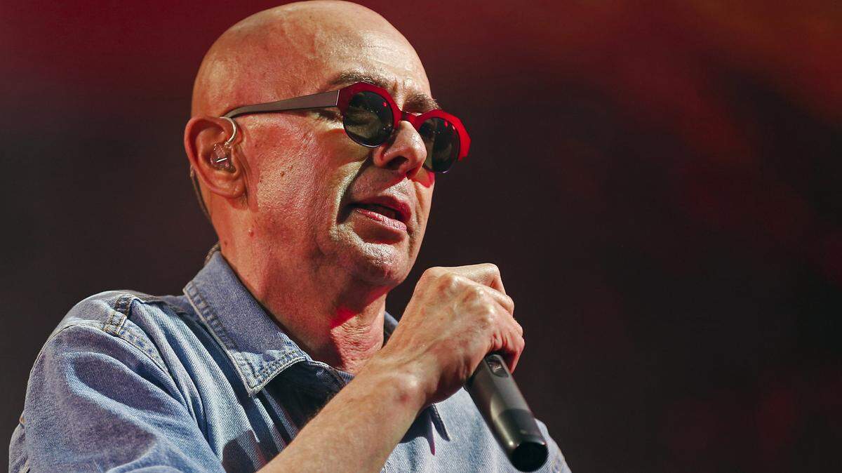 El músico y compositor argentino Carlos Alberto Solari —más conocido por su apodo “Indio”— se presenta durante su show en La Colmena, Olavarría, provincia de Buenos Aires, a última hora de la noche del 11 de marzo de 2017.