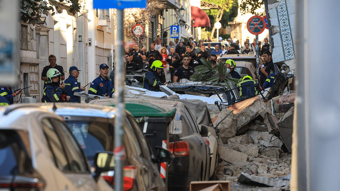 Una explosión derrumba un edificio en el centro de Atenas y deja tres heridos