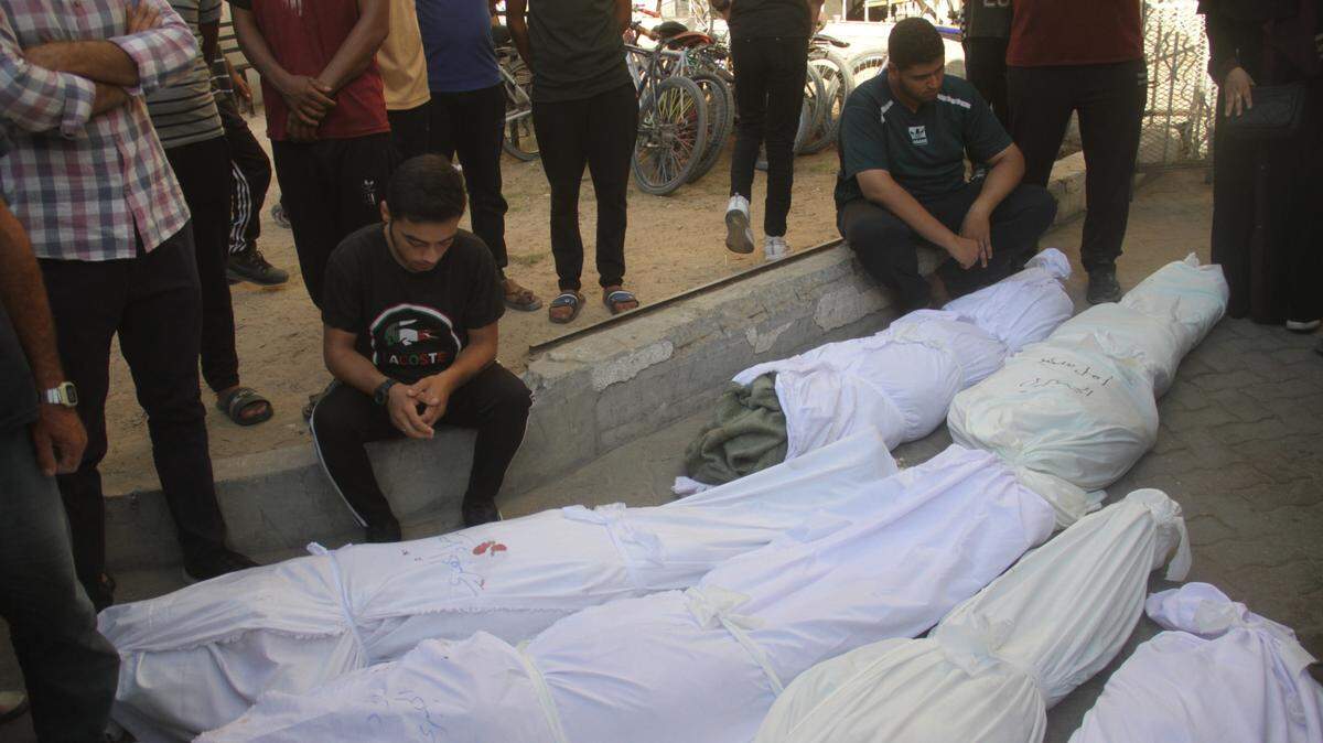 La gente llora a las víctimas muertas en un ataque aéreo israelí en el barrio de Al-Daraj en la ciudad de Gaza, 10 de agosto de 2024.

