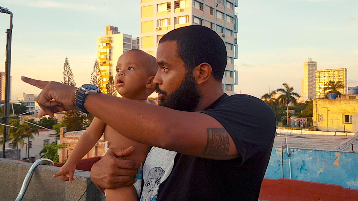 El escritor Abraham Jiménez Enoa en sus últimos días en Cuba, cuando era perseguido por ejercer el periodismo independiente y por su activismo opositor. Jiménez Enoa y su esposa, la cineasta Claudia Calviño, presentan su documental ‘Isla familia’, el 11 de abril en el Koubek Center, como parte de la serie Spotligh on Cuba en el Festival de Cine de Miami.