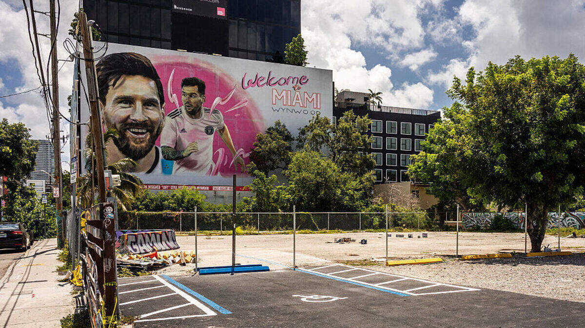 Graffiti en la pared de un edificio en el que aparece Lionel Messi con la camiseta del Inter Miami y las palabras “Bienvenidos a Miami”, ante un estacionamiento del barrio de Wynwood, en Miami, Florida, el 28 de julio de 2025.