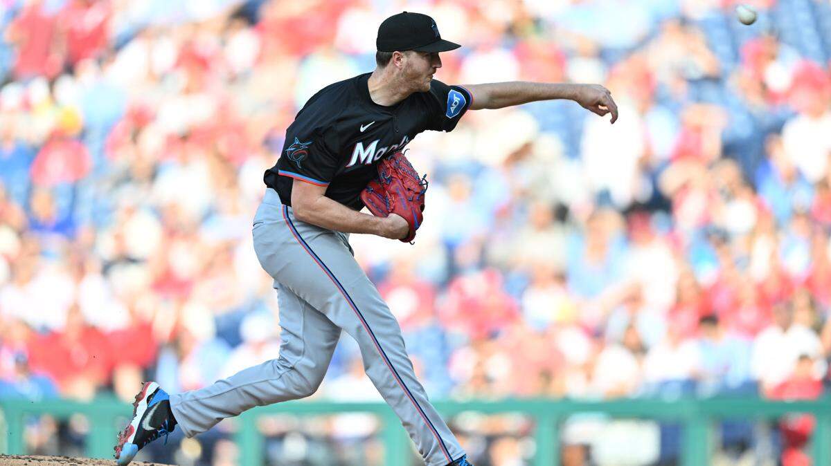 El abridor de los Marlins de Miami Trevor Rogers lanza en el primer inning del partido ante los Filis, celebrado el 27 de junio de 2024 en Filadelfia.