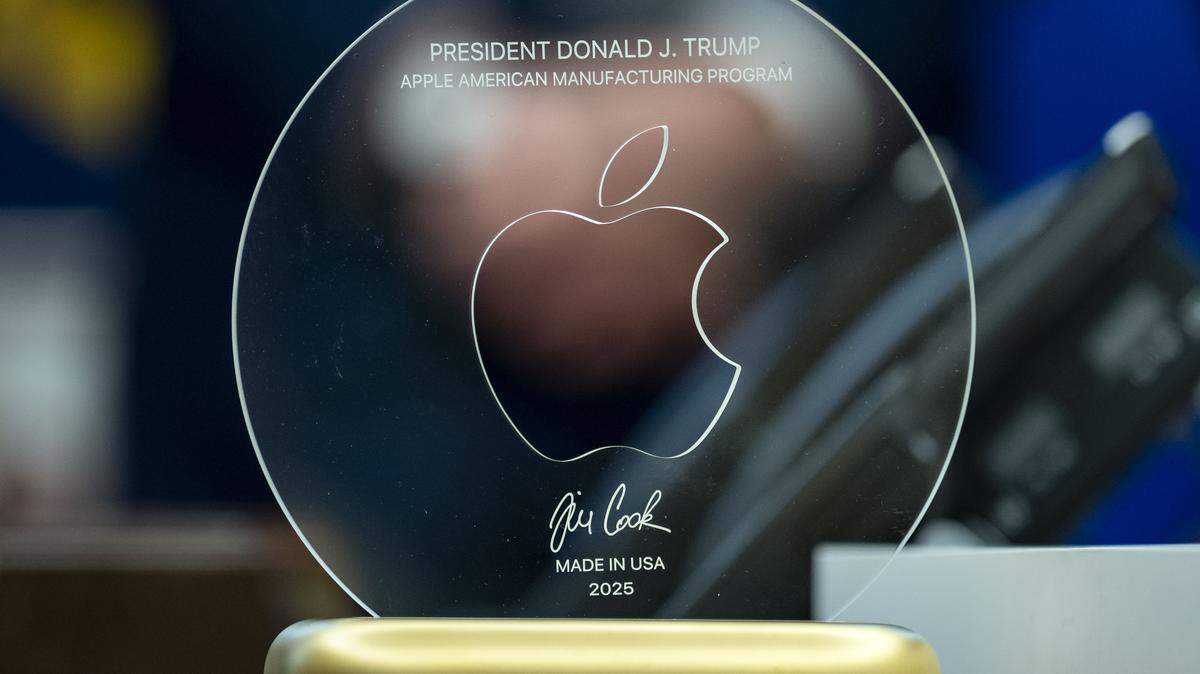 Una placa que conmemora el anuncio del presidente Donald Trump y el director ejecutivo de Apple, Tim Cook, de una inversión adicional de $100,000 millones de Apple en Estados Unidos, que ahora totalizará más de $600,000 millones en los próximos cuatro años, se encuentra en el Resolute Desk en la Oficina Oval de la Casa Blanca en Washington, DC, el miércoles 6 de agosto de 2025.