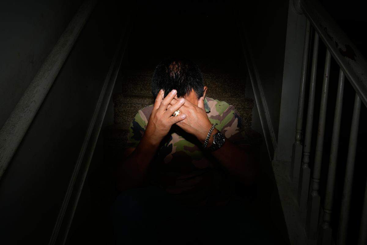 Un hombre del área de Atlanta resultó herido mientras estaba bajo custodia del ICE y desarrolló una infección por E. coli. “No podía entender por qué me trataban con tanta dureza”, dijo el padre de seis ciudadanos estadounidenses, quien ahora es residente permanente legal, pero pidió no ser identificado para evitar posibles represalias contra su familia. 