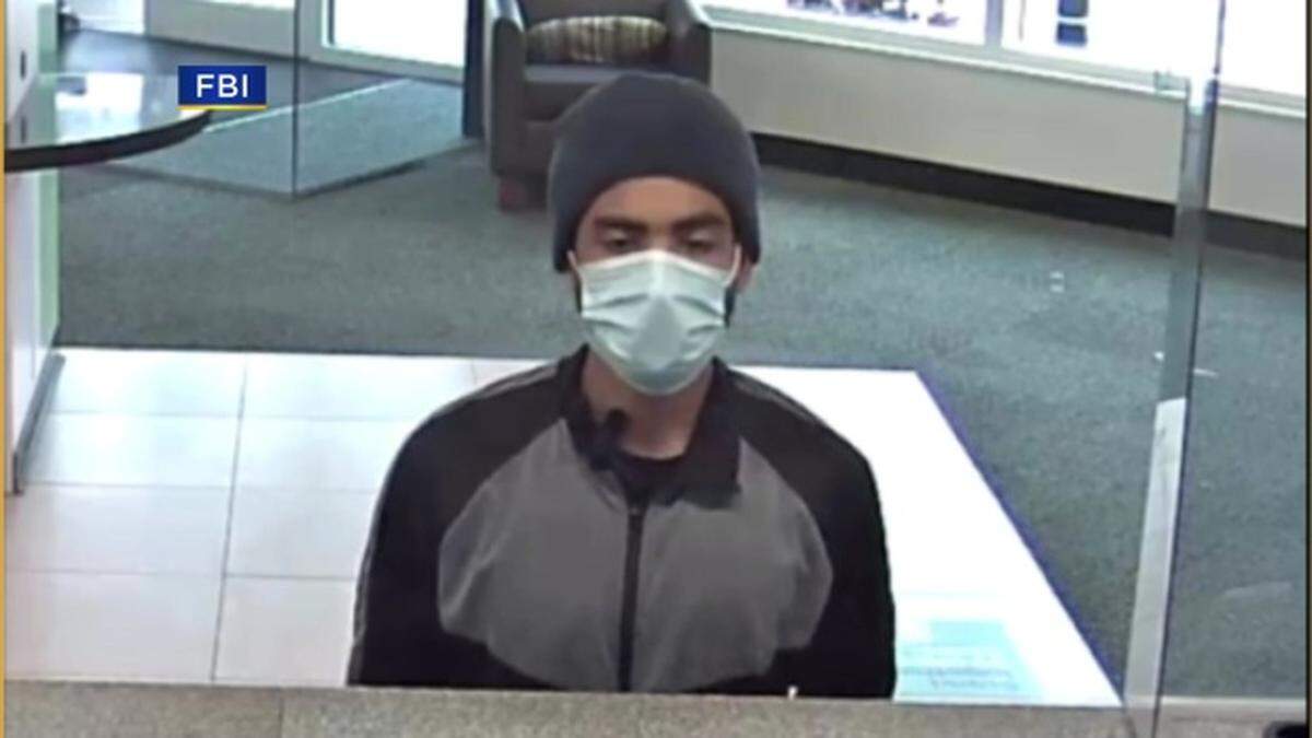 Sospechoso buscado por robar una sucursal de TD Bank ubicada en 1500 Northeast Miami Gardens Drive en Miami Gardens el 6 de diciembre de 2021 (FBI).