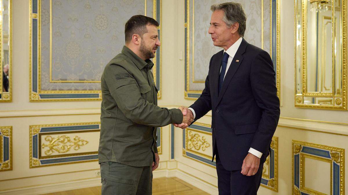 Foto de archivo. El secretario de Estado de Estados Unidos Antony Blinken (der.) saluda al presidente de Ucrania Volodymyr Zelensky antes de una reunión en Kiev, el 6 de septiembre de 2023.