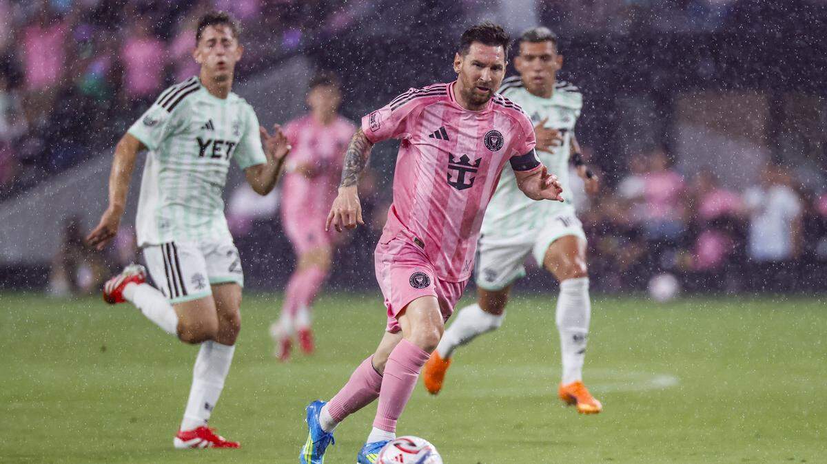 El delantero del Inter Miami CF, Lionel Messi (10), patea el balón durante el partido de la MLS contra el Austin FC en el Nu Stadium, en el Miami Freedom Park, el sábado 4 de abril de 2026, en Miami, Florida.