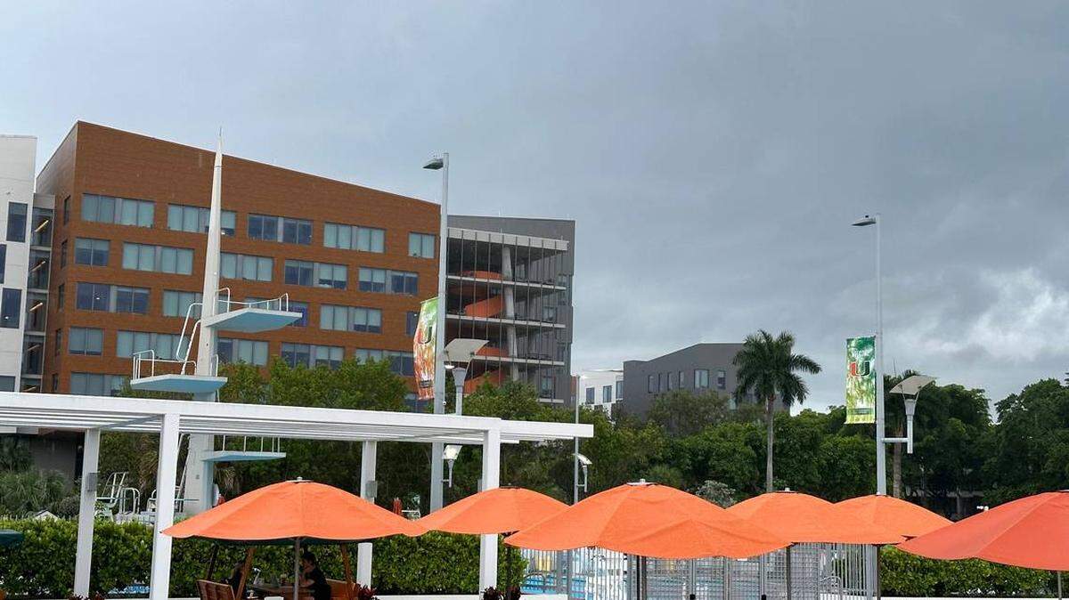 Fuertes tormentas inundan el patio de la Universidad de Miami y llegan a la piscina el viernes 15 de septiembre de 2023. Se pronostica lo mismo esta semana.