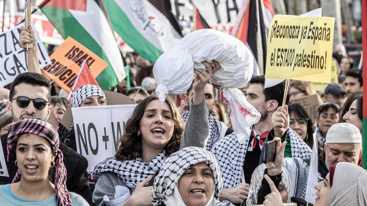 Miles de personas protestan a favor de los derechos de los palestinos y de un cese el fuego en Gaza, en Madrid, el sábado 27 de enero de 2024.