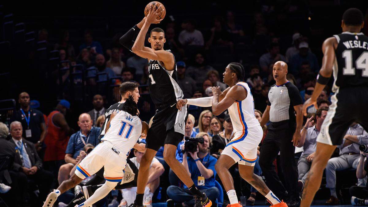 El gigante y prodigio francés de los Spurs de San Antonio Victor Wembanyama (centro) será uno de los jugadores a seguir en esta nueva temporada de la NBA.