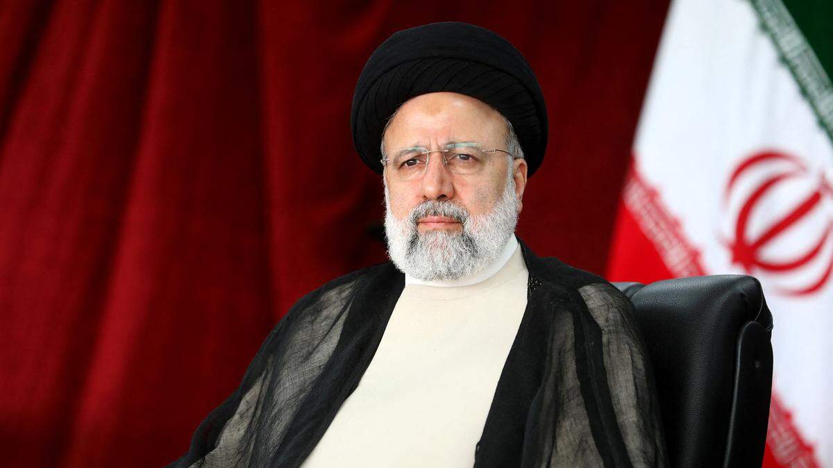 El presidente de Irán, Ebrahim Raisi, asiste a un desfile militar junto con altos funcionarios y comandantes del ejército y del Cuerpo de la Guardia Revolucionaria Islámica (CGRI) durante una ceremonia que marca el día anual del ejército del país en Teherán. Irán, 17 de abril de 2024.