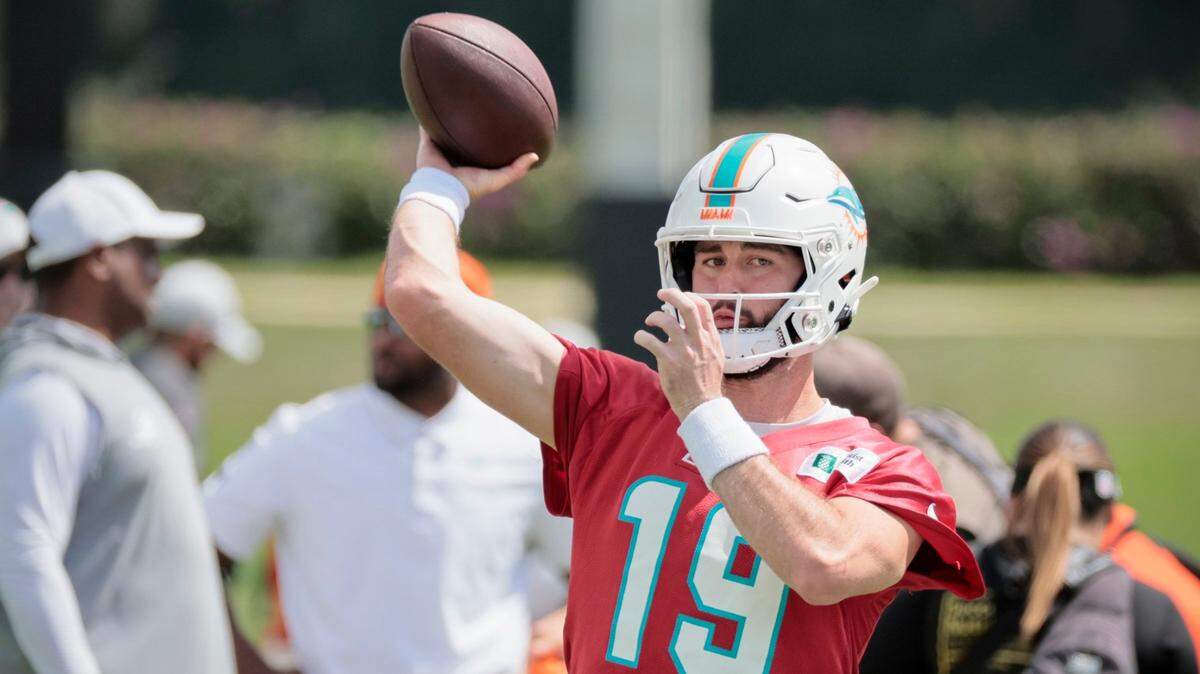 El quarterback de los Dolphins Skylar Thompson pasa el ovoide en un entrenamiento del equipo en el Health Training Complex en Miami Gardens, el 12 de octubre de 2022.