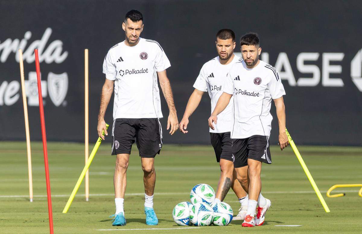 Los jugadores del Inter Miami Sergio Busquets, Marcelo Weigandt y Jordi Alba (de izq. a der.) entrenan durante la primera práctica del equipo en la pretemporada, celebrada el 13 de enero de 2025 en Fort Lauderdale, Florida.