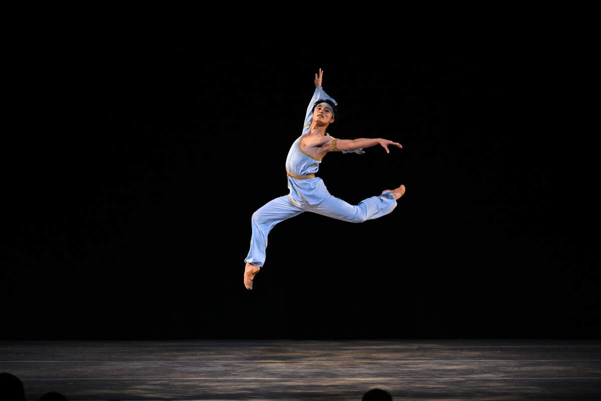 Ataru Matsuya, bailarín de Arts Ballet Theatre of Florida (ABTF), en “Talismán”, coreografía de Vladimir Issaev.