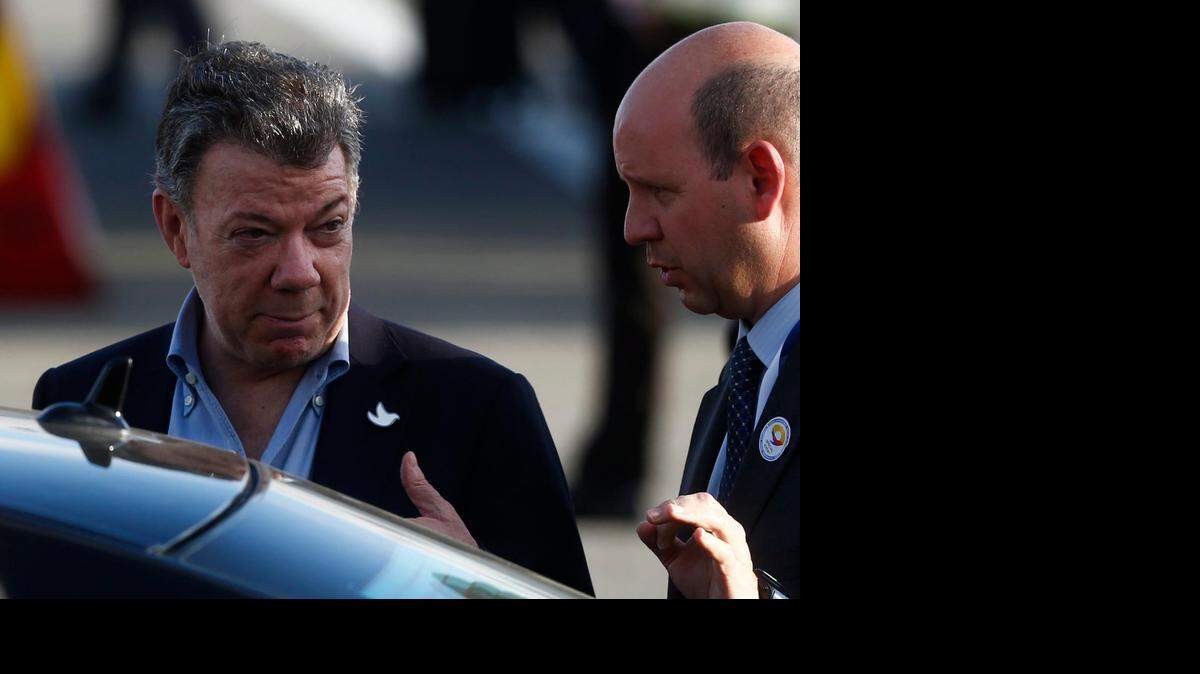 El presidente de Colombia, Juan Manuel Santos (i), a su llegada al aeropuerto internacional de Manila (Filipinas), el lunes 16 de noviembre de 2015. La cumbre del Foro de Cooperación Económica Asia-Pacífico (APEC) comenzará el próximo miércoles en Manila.