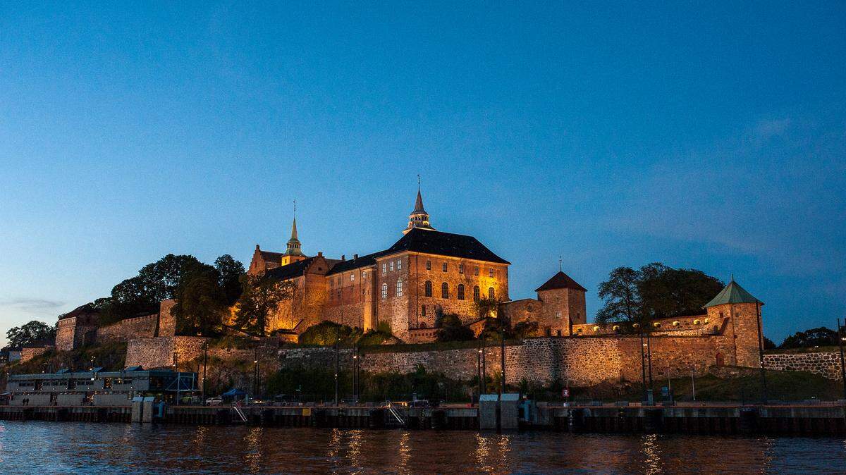 Fortaleza Akershus, en Oslo, que sirvió de prisión y en donde ha habido informes de extraños susurros y rasguños a lo largo de los oscuros pasillos de la fortaleza.