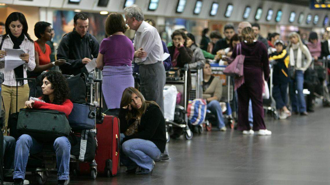 Un grupo de pasajeros espera en el aeropuerto de Buenos Aires en una foto de archivo del 2007.