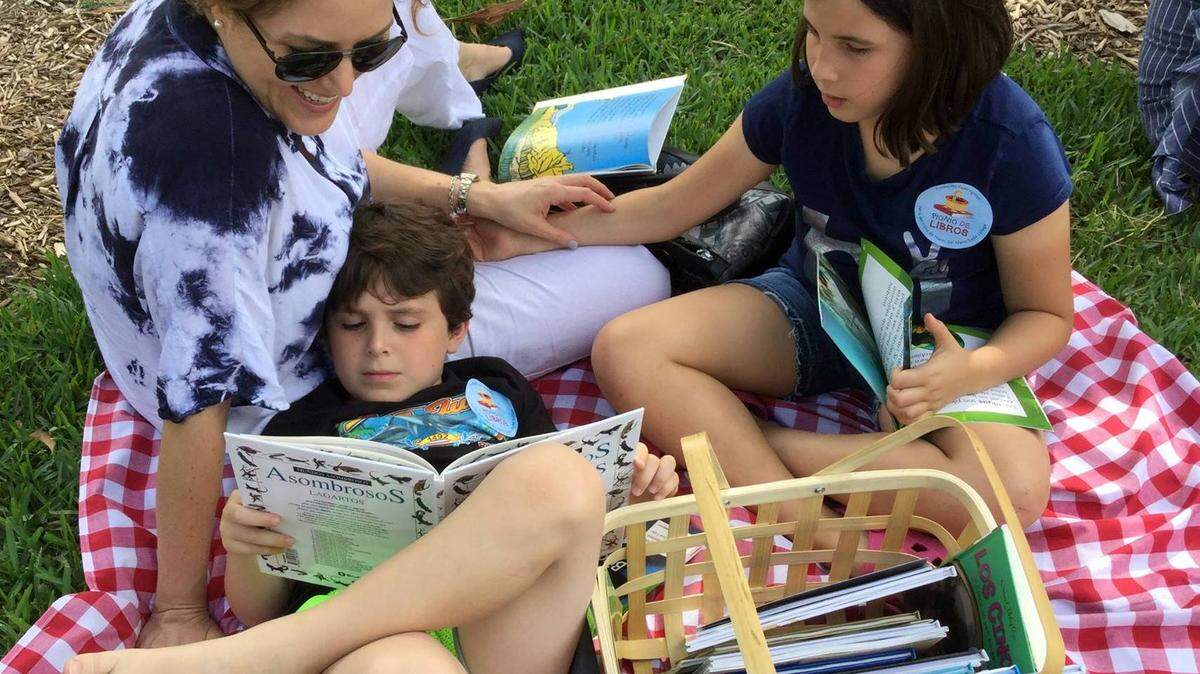 El Picnic de Libros, una original y exitosa propuesta de animación a la lectura, regresa a Miami organizado por la Fundación Cuatrogatos, la Feria del Libro de Miami y Conecta Arts Miami.